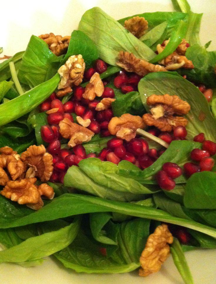 insalata con soncino, noci e melograno